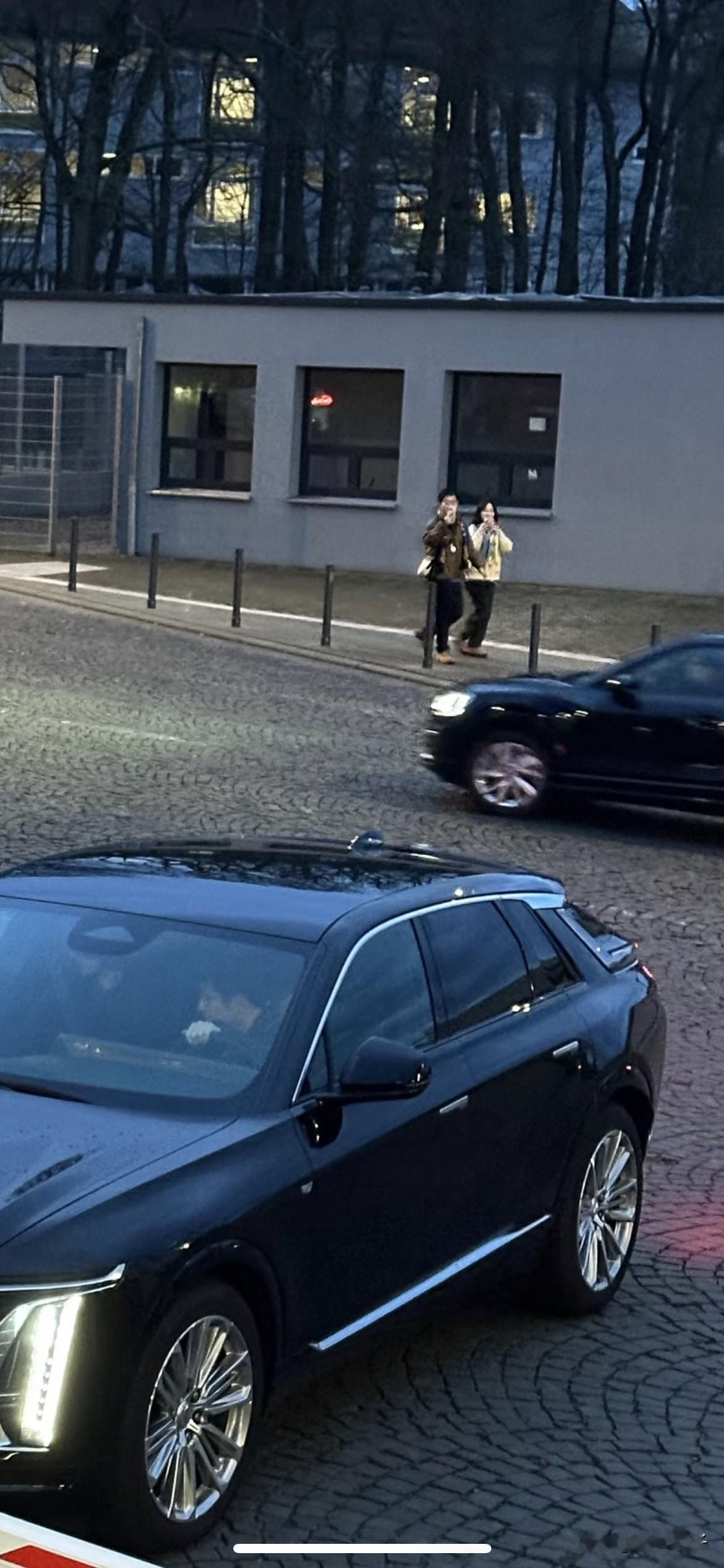 樊振东开车上班，在停车场停车，远远看到的球迷马上举起手机记录下这一刻，对于球迷来