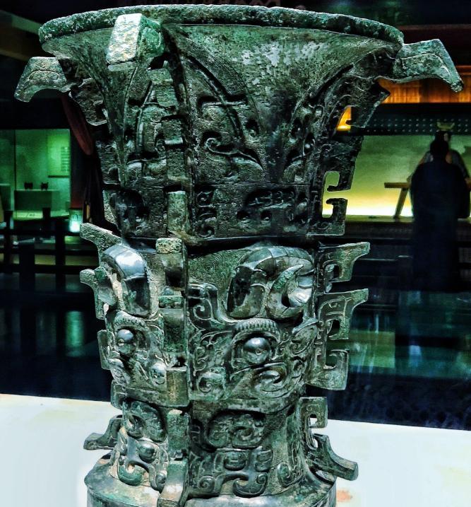 1965年9月，宝鸡博物馆一工作人员路过一废品收购站时，总感觉有双诡异的眼睛盯着