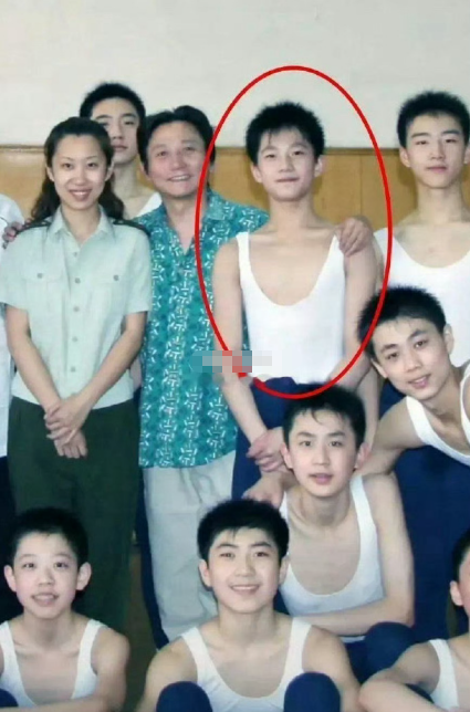 谁能想到，这个不是最帅的男生，最后会成为一个顶流明星呢？