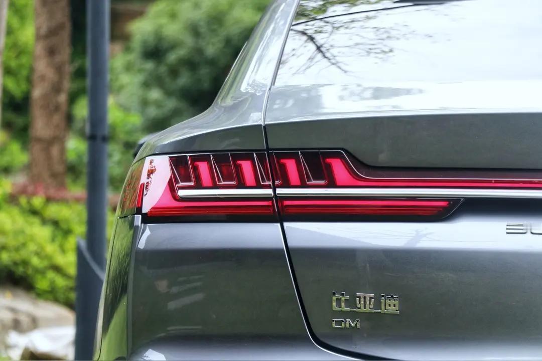 再看初代汉dm的尾灯，在迪子满篇中国结的尾灯设计中，反而不丑了。当初多少人说汉