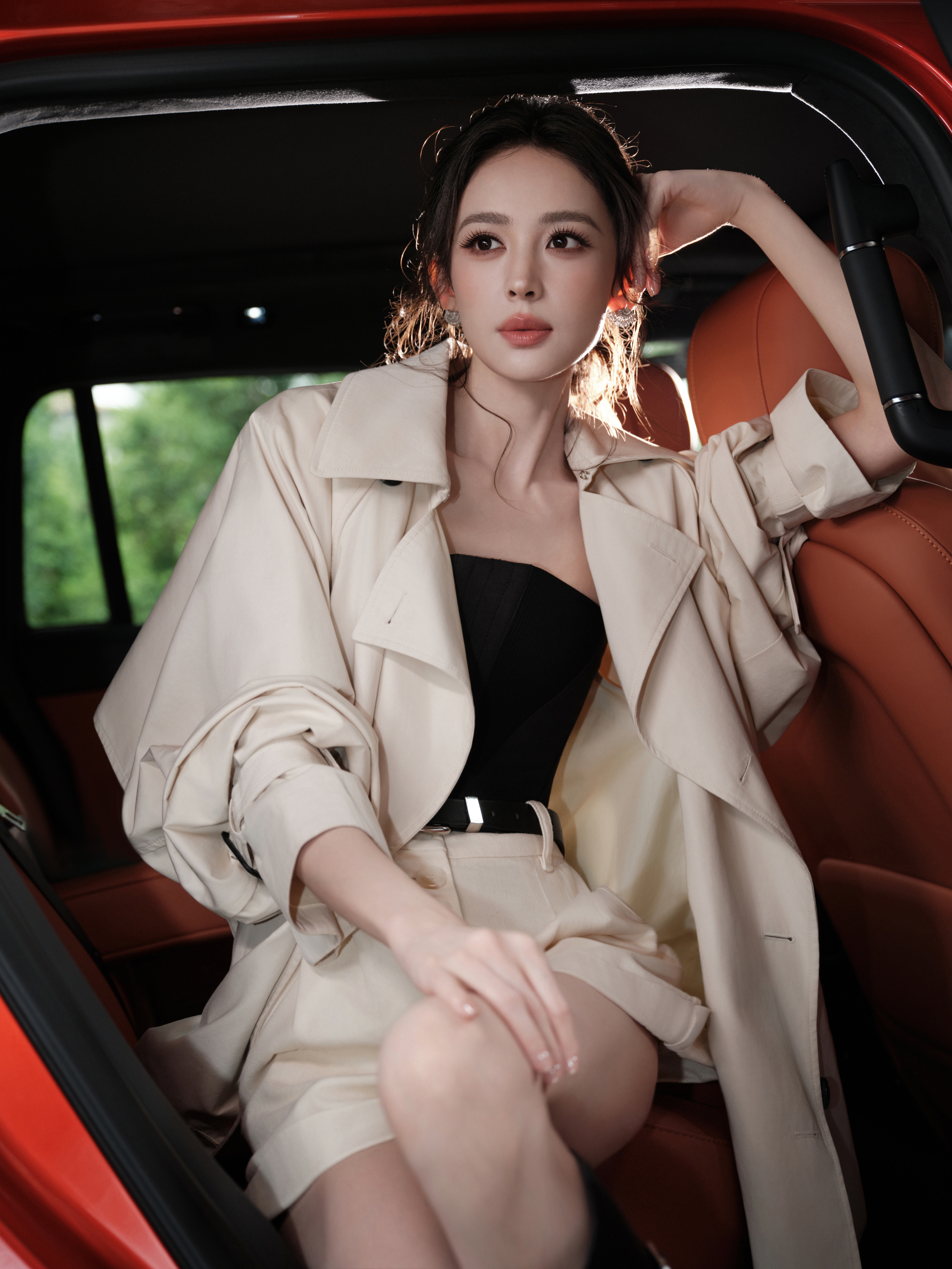 古力娜扎短裤搭配长靴，兼顾飒爽与柔媚，把随性的大女主感穿在身上。娜扎眼疾恢复后
