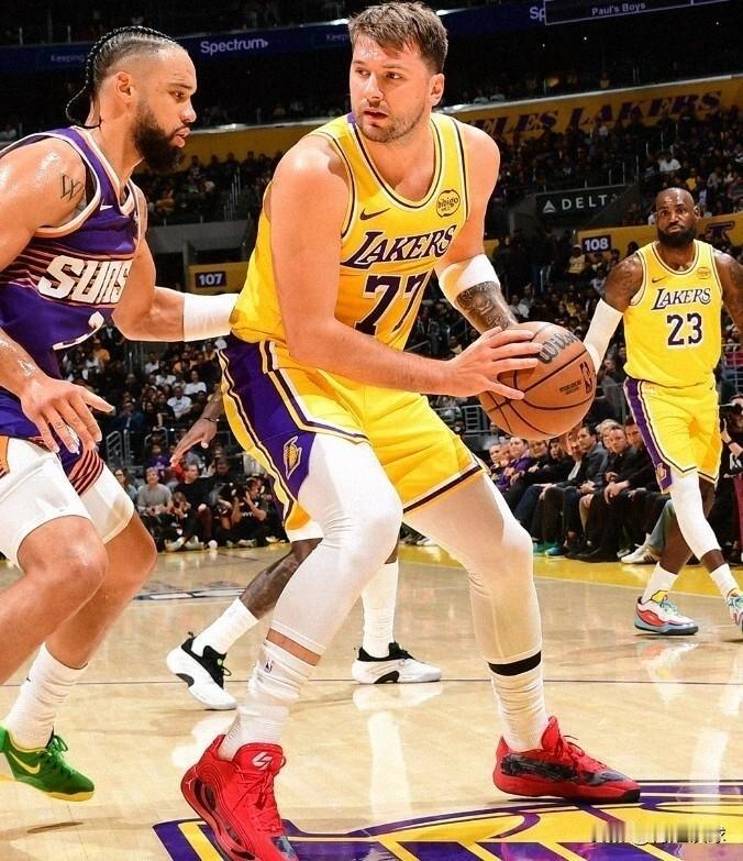 东契奇38分难救主！湖人108：125不敌太阳，看看球员，谁尽力了？！1、东