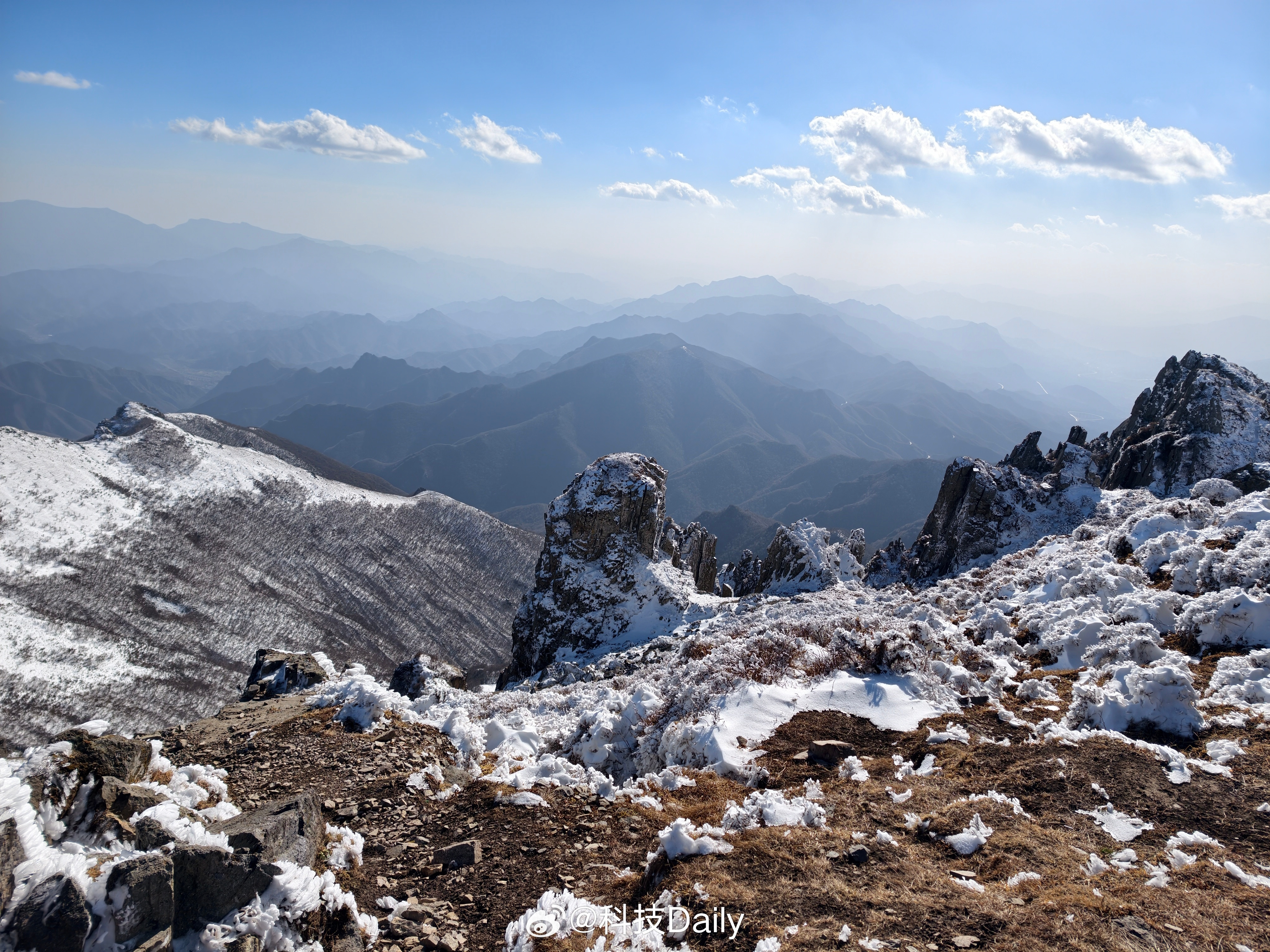 好看的景色在山里，东灵山太美了，山顶还有雪松。太冷了，没怎么拍照片，不过后面我们