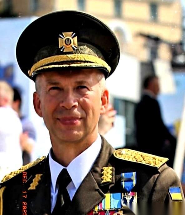 一个女人，踩着高跟鞋，冲上了讲台。她不是来演讲的，是来砸场子的。乌克兰的议会大