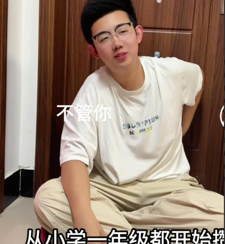 高考完回家，安徽一男孩把妈妈拽进卧室，打开袋子后，妈妈哭得说不出话 就在这两