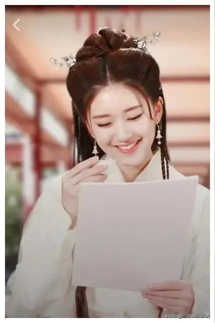 我开始理解赵露思了总有人说她变了，说她整容，说她没了以前的鲜活，不仅话少了