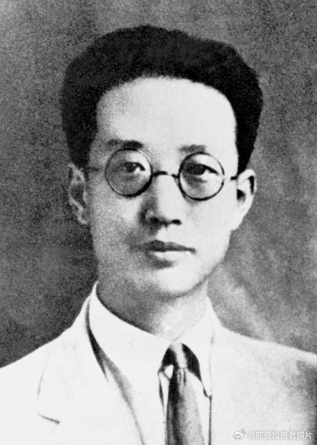 1935年春，瞿秋白因叛徒出卖被捕，关押在福建长汀狱中。敌人深知他的分量，从劝降