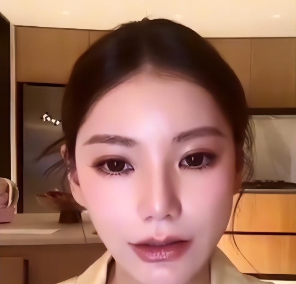 结婚不到四个月，汪小菲凌晨2点狂删动态。马筱梅的反应，绝了。当时机场牵手照还