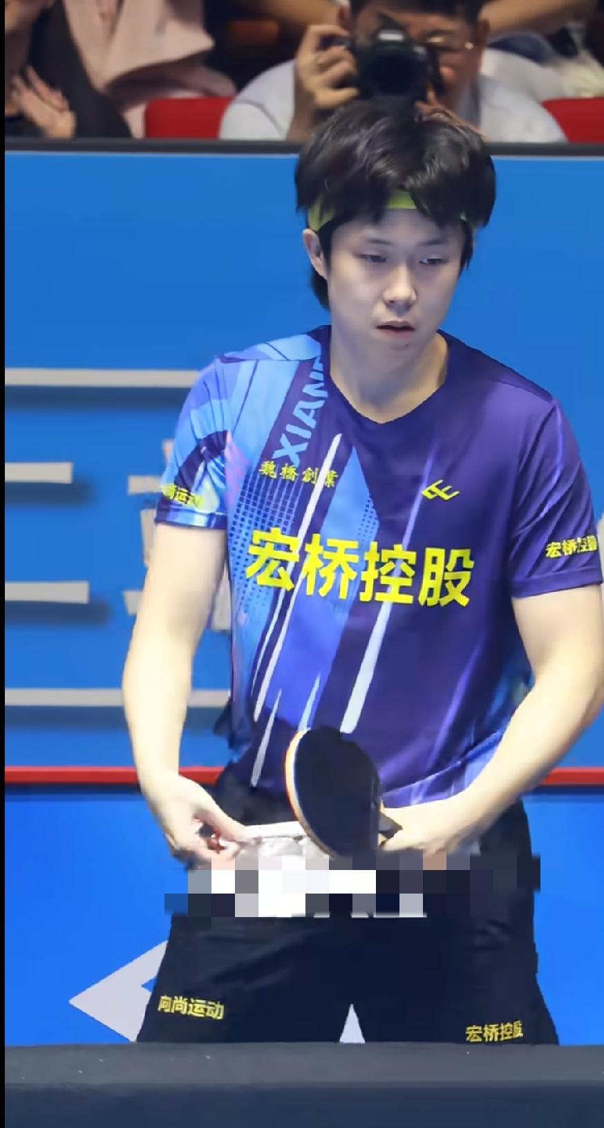 乒超雄安站，比赛结束后的一幕特别让人触动。王楚钦率先结束赛程收拾装备，场外粉丝