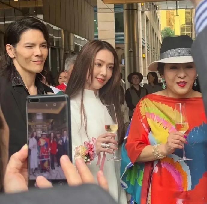 搞笑的是，郭碧婷像是向太的女儿更搞笑的，路人手机里，直接把向佐裁掉了[doge]