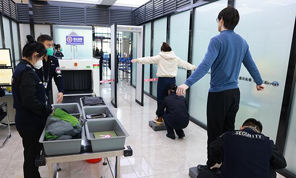 一个刚加入美国公民不到两年的杭州女孩回家后发帖说，她仍然需要排队通过安全检查。她