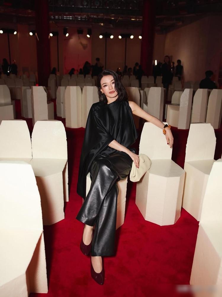 舒淇米兰时装周，顶着全球大使光环，却只顾着跟76岁老太太热聊，把一众国际巨星当空