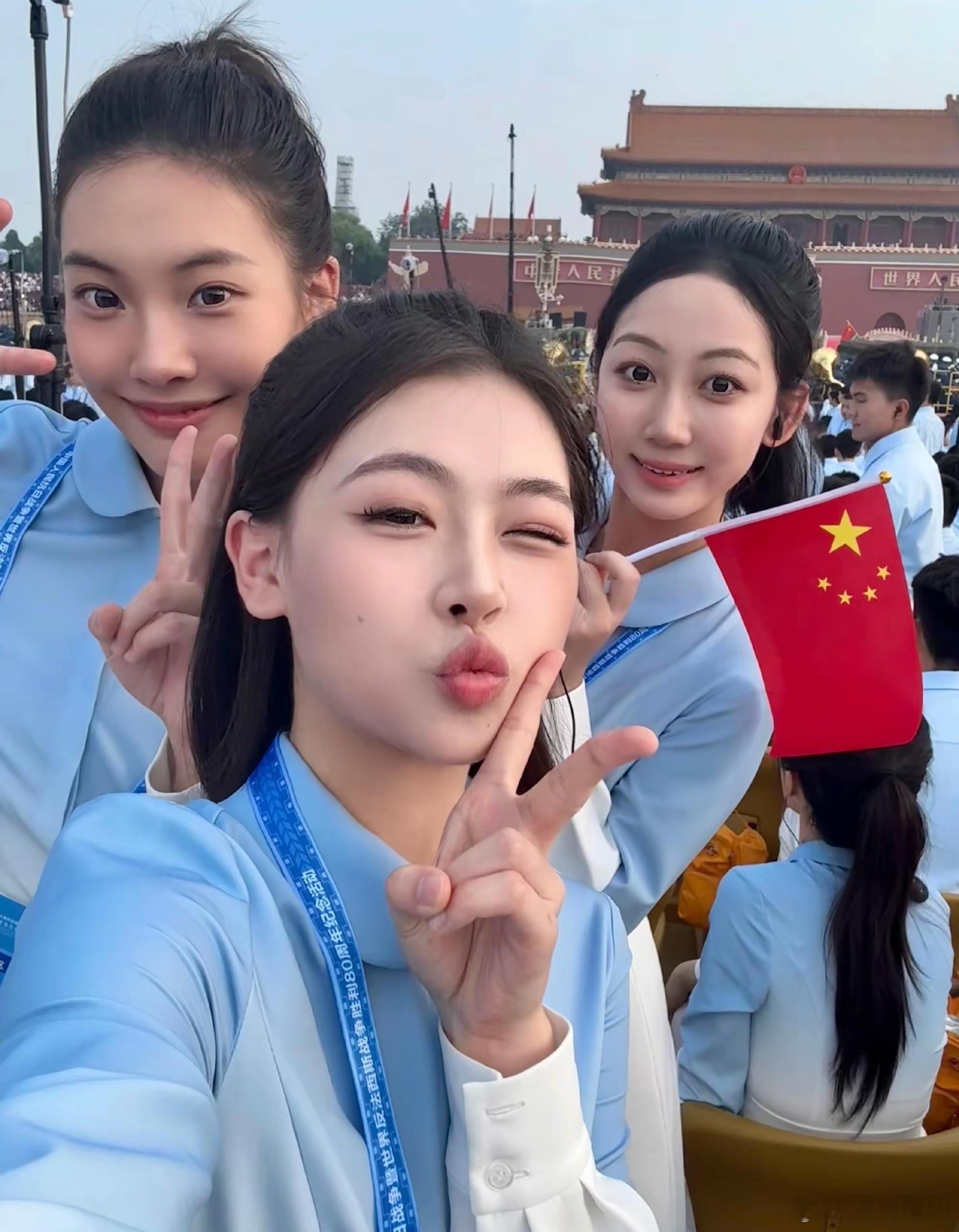 “九三阅兵”参加大合唱的小姐姐，她们都来自于首都的几所大学。[玫瑰]​​​