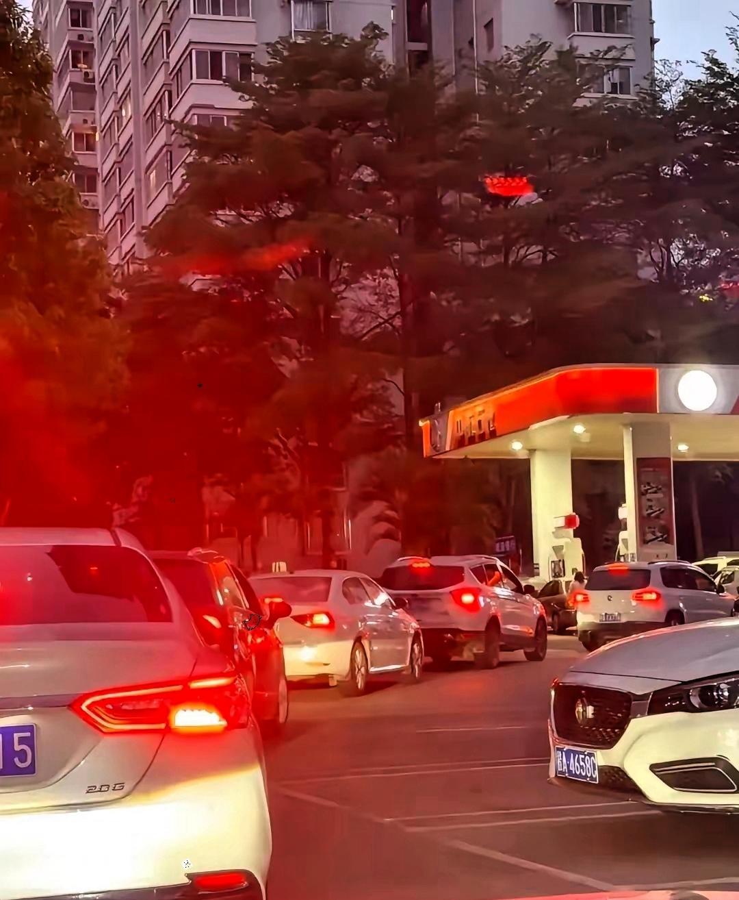 4月12日晚，加油站又开始排队了，不少人以为是油价要跌，其实不然：对很多燃油