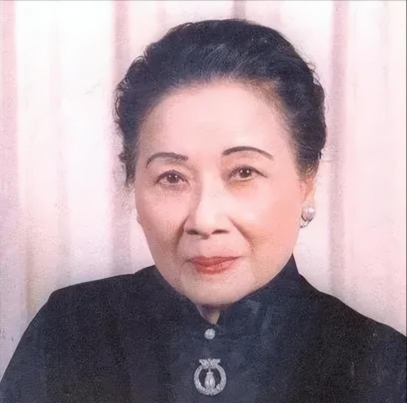 1996年，李登辉上台后撤掉蒋氏父子的陵墓守卫，并且让人大肆破坏蒋介石的雕像，宋