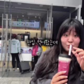日韩游客打卡中国鲜果茶日韩游客来中国原来有他们自己的Chinatravel打卡公