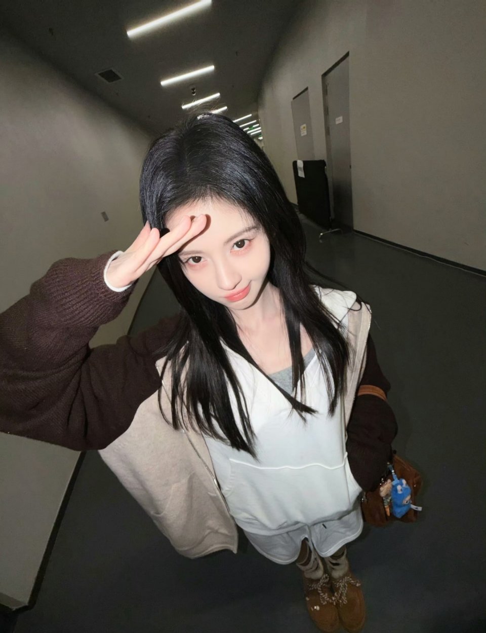 鞠婧祎闻着桂花香工作鞠婧祎在桂花香里工作的画面，简直是把“秋日氛围感”具象成了现