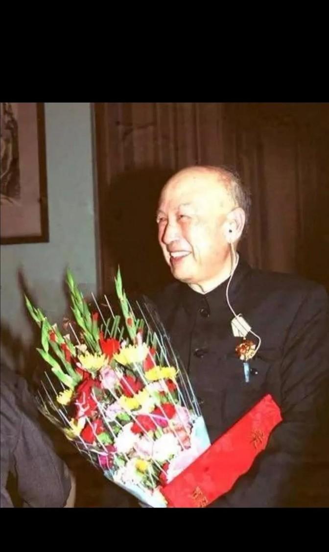 1991年10月16日，中央授予钱学森国家杰出贡献科学家称号和一级英雄模范奖章。