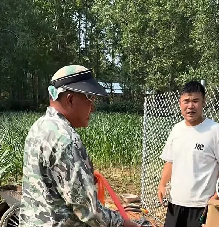 阿杜干活就做做样子！天太热，李佳去给阿杜和他哒送喝的，这阿杜看到李佳过来，手