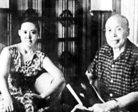1969年，李宗仁躺在病床上，气息奄奄，他一把拉住小48岁妻子胡友松的手，声