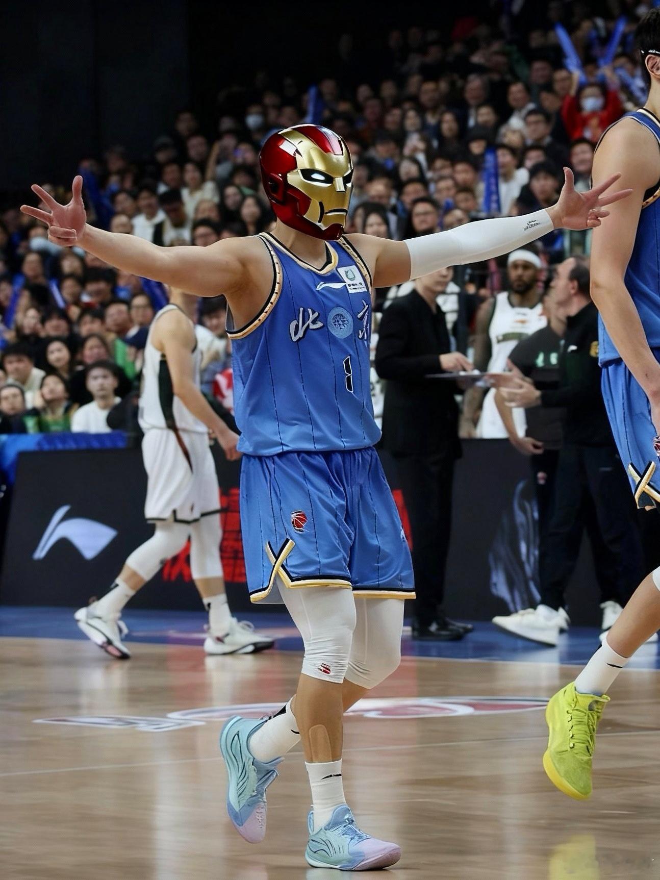 北京首钢陈盈骏没有参加上午的训练，仔细了解了一下他的伤，他靠近鼻尖的软骨断成了