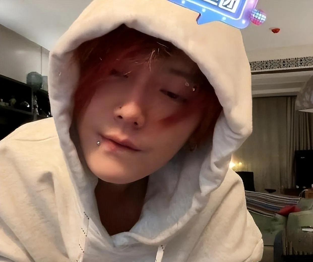 鹿晗最近是怎么了？自从被曝光失恋后，这整个人看起来了精神状态不是很好。而近来