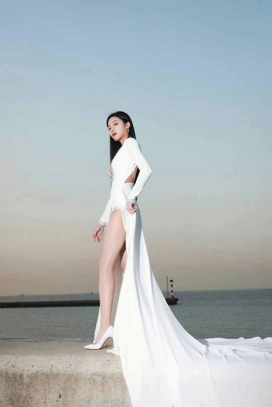 海边白裙仙子，优雅气质满满孙芮。