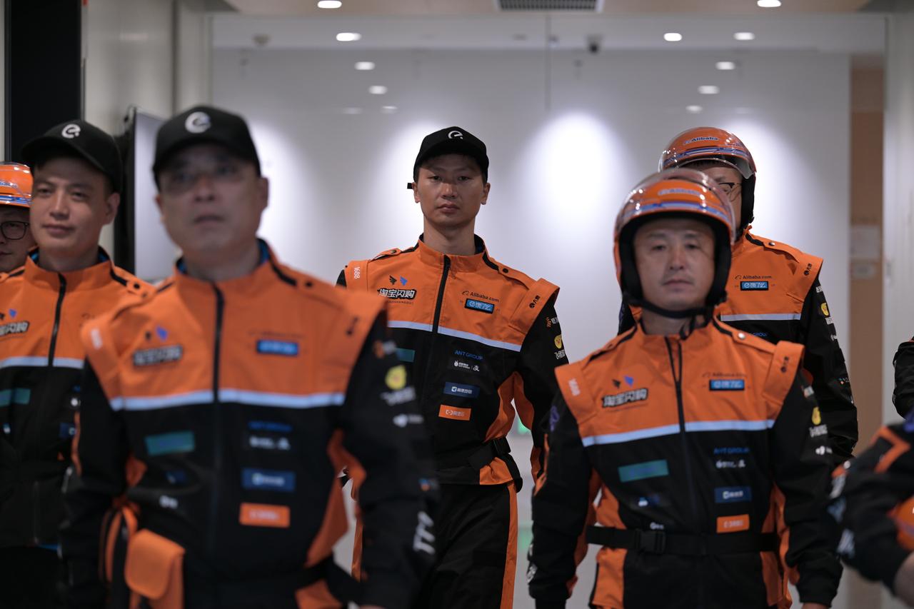 淘宝闪购骑手新秋装亮相：颜值在线，安全实用！淘宝闪购为骑手打造的全新秋装正式