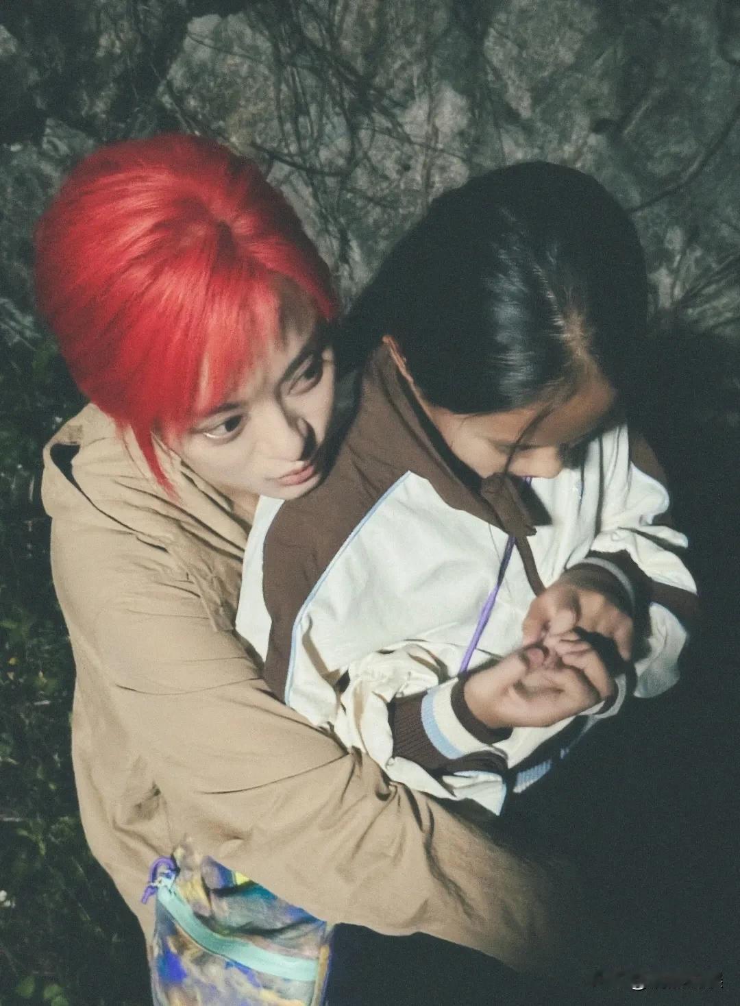 母亲节期间，孙俪还在厦门拍新剧，女儿小花来探班，一阵不见，小花已经长到妈妈耳朵高