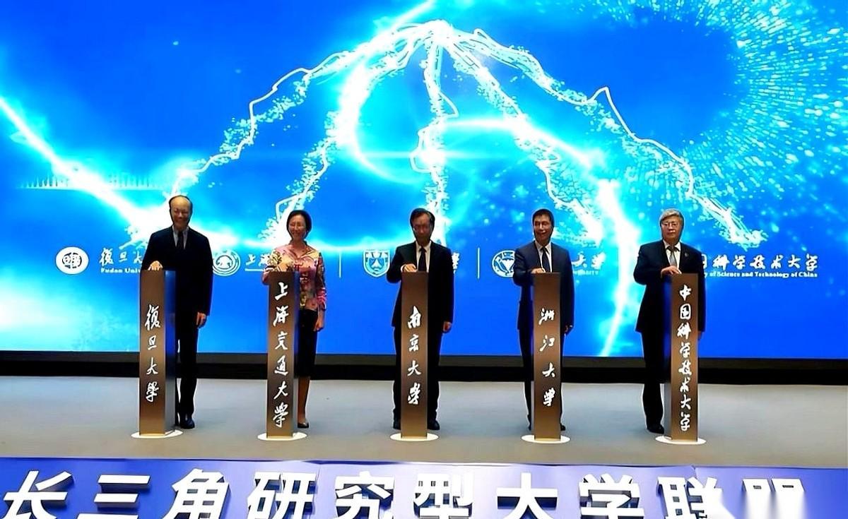 中国高校的牌桌上，有个怪事。清华北大是王炸，华东五校是四个2，这谁都认。但再往