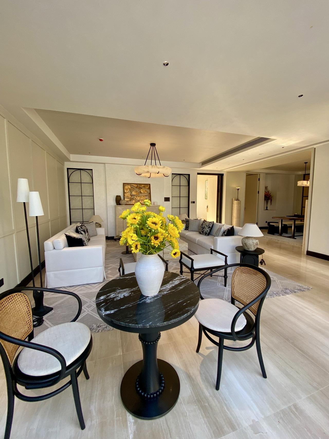 给爸妈的，海棠湾114平的小别墅，添置了些喜欢的家具家电就住进来了，全屋三层楼，