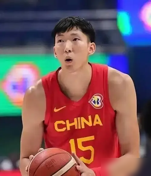 周琦被骂惨了，可真相是，他没伤，是人家压根不要他。刚公布的男篮亚运名单，周琦不在。一堆人直接开喷，说