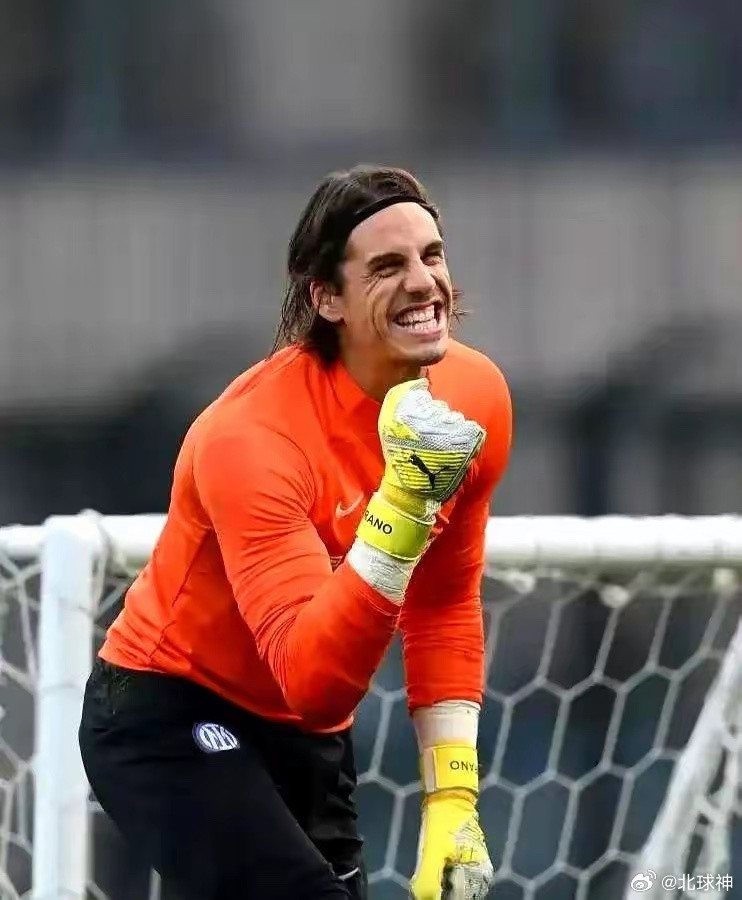 承认自己老了，需要降薪一半来换取。37岁的索默本赛季交出了顶级数据。国米原本计划