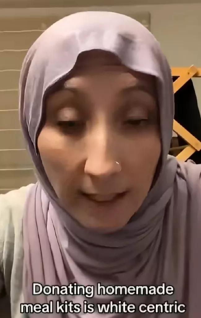 一位美国穆斯林妇女说，尽管美国各个城市都提供免费食物，但这些食物都没有提供清真认