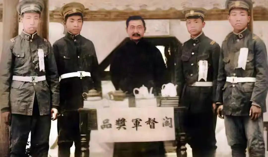 1920年山西太谷，孔祥熙与四名获嘉奖的晋军士兵一张罕见镜头