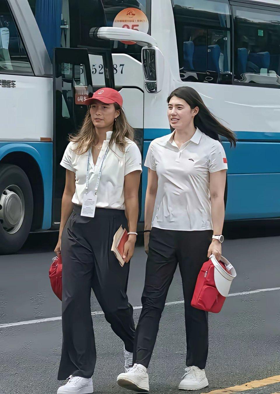 最喜欢的一张照片！郑钦文和张雨菲的合照！身高178的郑钦文和身高176的张雨菲现