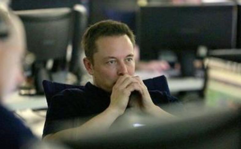 *马斯克一句话点醒全世界：现在全球疯抢的不是芯片，是中国造的20万一台的“大铁箱