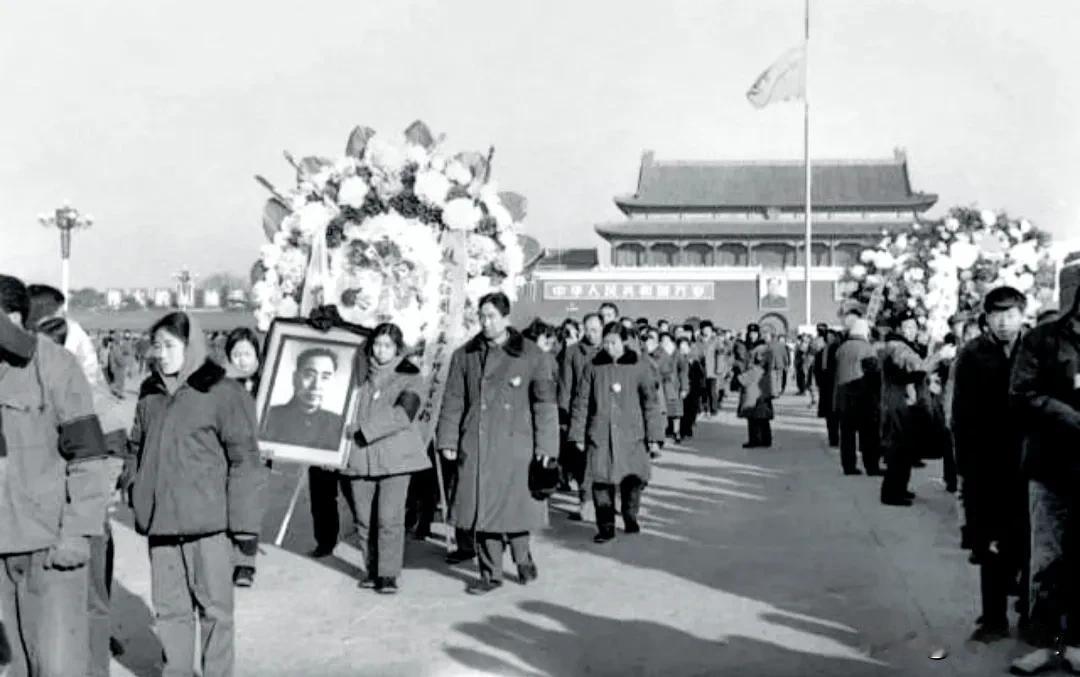 人民的公仆敬爱的周总理逝世五十周年了，我至今记得那天是1976年1月8日9时57