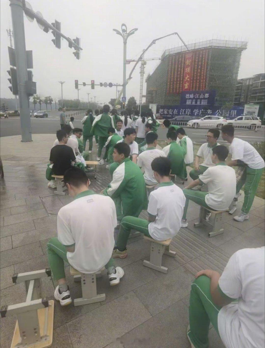 病重男孩与全班拍毕业照次日离世全班60多个孩子都来了！感动，这些孩子都是自己搬