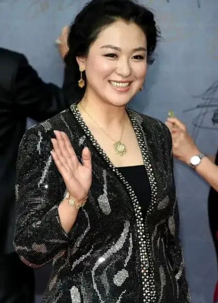 2008年《潜伏》开拍，沈傲君和孙红雷拍完吻戏后，她悄悄地对导演说：我给你100