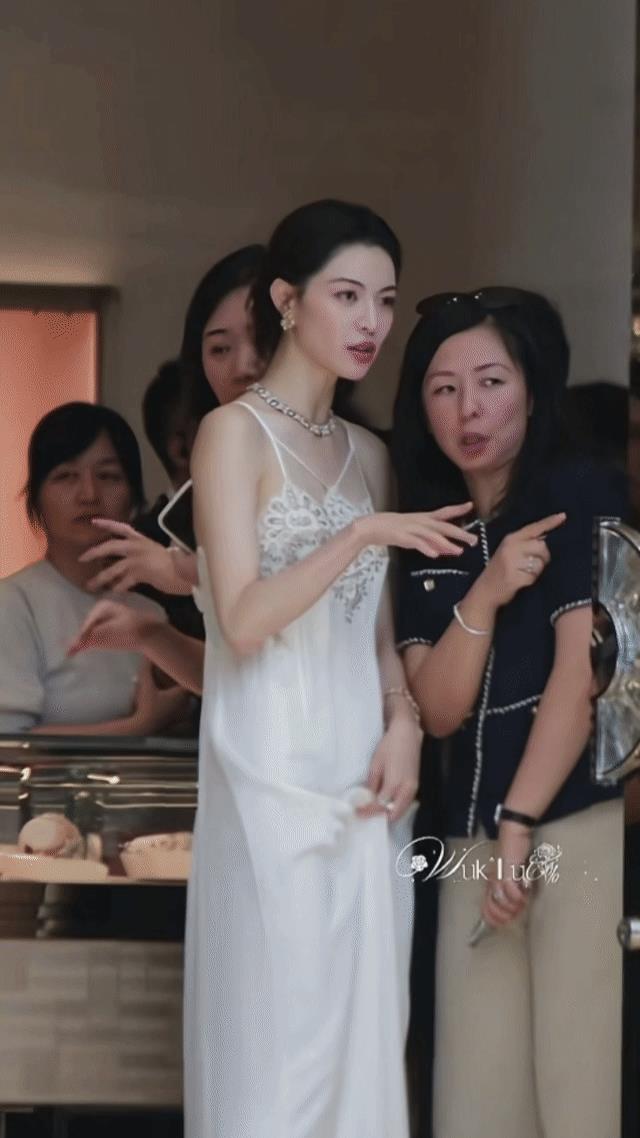 钟楚曦本身很美但这套妆造真的展现的淋漓尽致.真的好美但是没人懂旁边这位女性这欣
