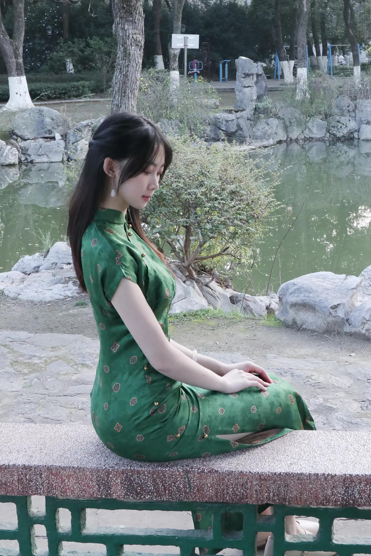 绿衣美人倚栏杆，静看湖光映晚霞。