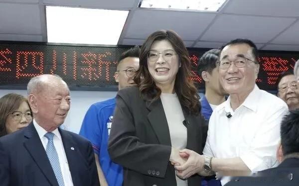 能抓拍这张照片的人不简单，毕竟两人握手仅仅只有两秒！别小看这短短两秒的握手