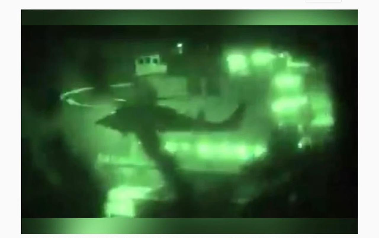 直接开火击穿机舱！美军强硬暴力拦船，伊朗突围失败，专家警告大事不妙美军终于