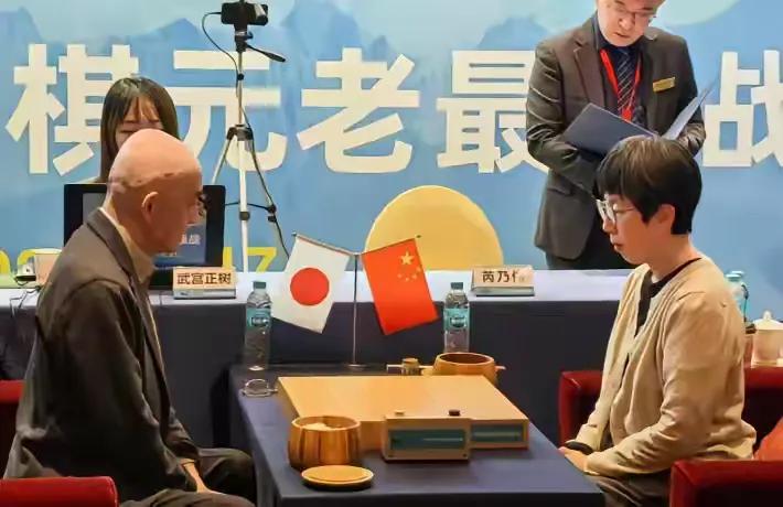 老棋手展现棋道精神，画面温馨感人，堪为后辈学习楷模，更令零胜冠军汗颜！农心白