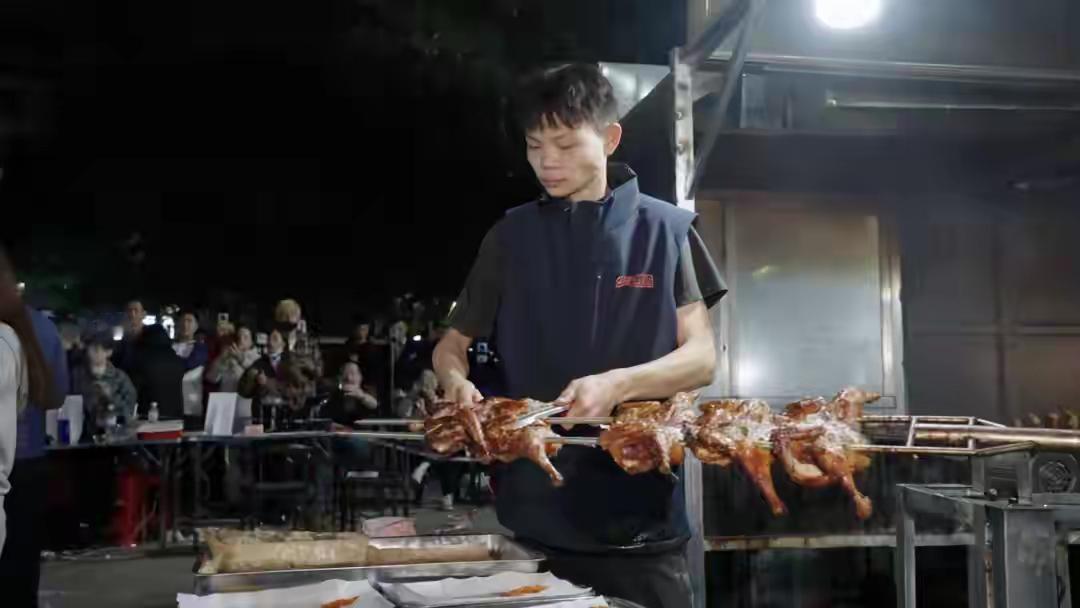 【“烤鸡少年”爆火后：每日工作超17小时，暴瘦20斤，因黑评流泪道歉，已配合检验