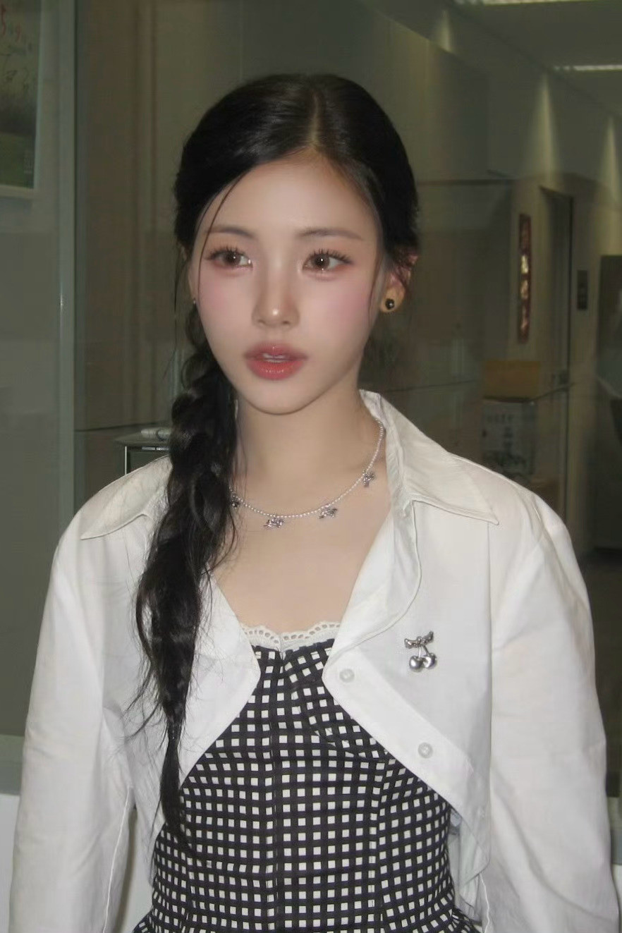 漂亮的脸型才是最百搭的单品鹅蛋脸配单侧马尾就漂亮成这样的Yihyun🪄✨​