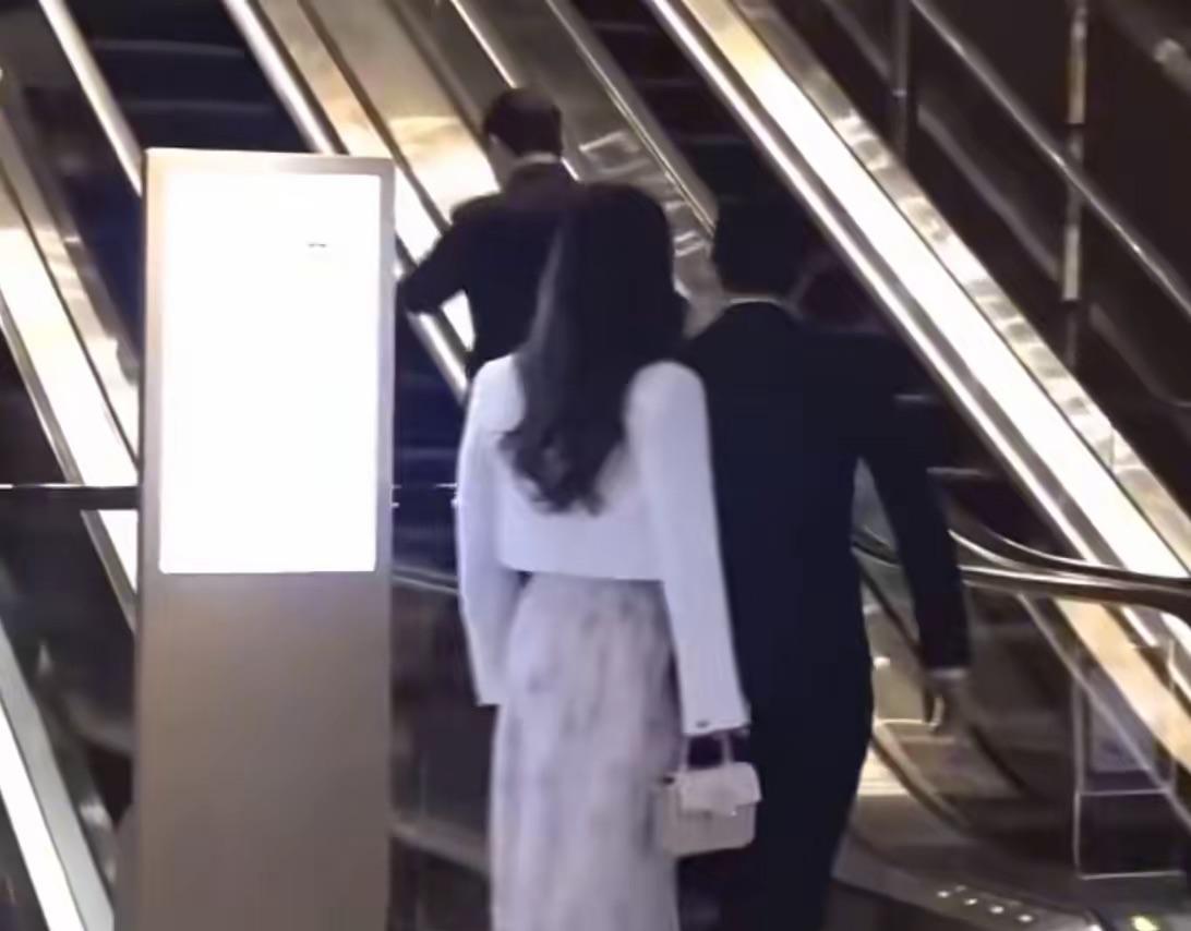 “天王嫂”方媛婚宴遇冷，高阶社交圈难跨越近日，郭富城携娇妻方媛一同出席了一场婚
