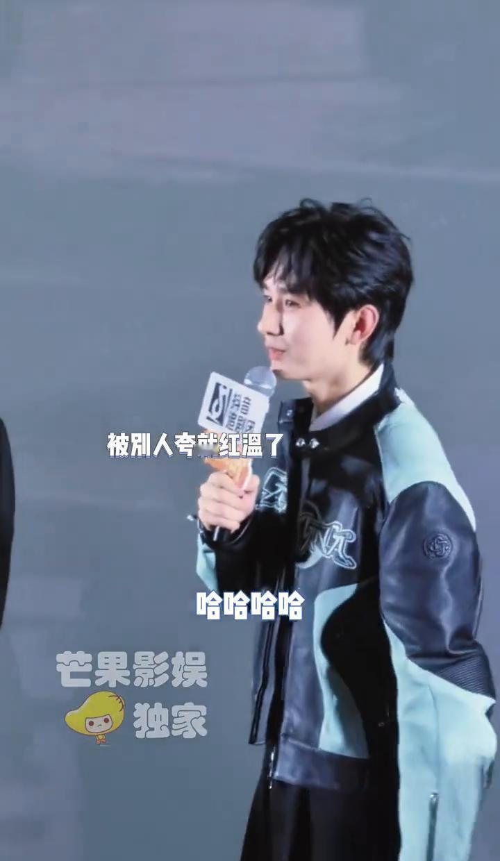 一个能精准拿捏帝王将相复杂心绪的专业演员，却驾驭不了自己耳根那抹红。《莲花楼》