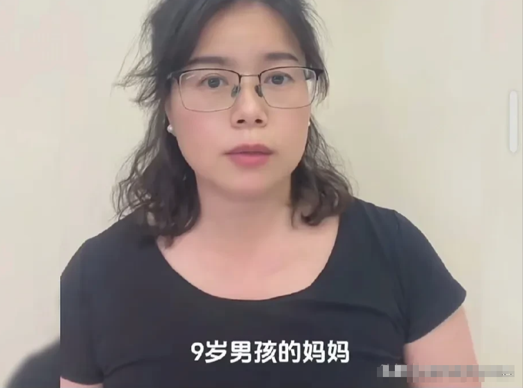 坐后备箱的9岁男孩的妈妈，终于站出来发声了！孩子亲妈说，孩子的抚养权已经于2